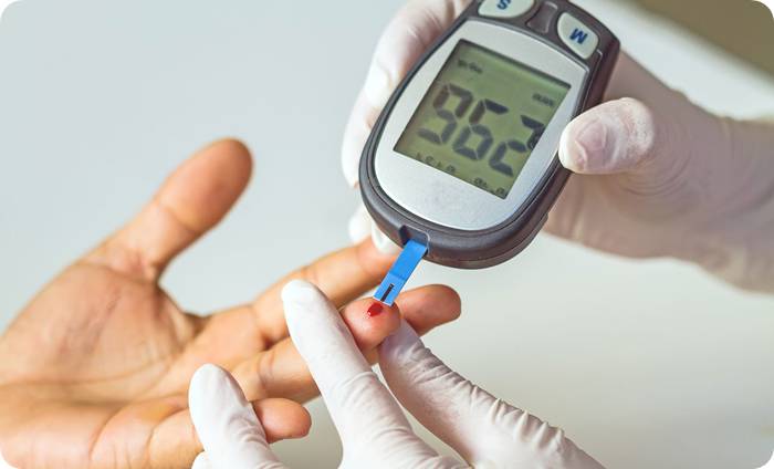 혈당 측정기로 공복 혈당을 검사하는 장면 (Measuring fasting blood glucose with a glucometer)