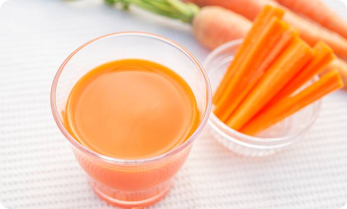 당근 스틱과 당근 주스가 담긴 건강식 한 컵 (Healthy glass of carrot juice with fresh carrot sticks)