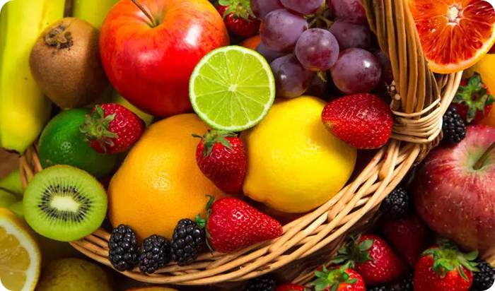 다양한 신선 과일이 담긴 과일 바구니 (Basket of assorted fresh fruits including apple, kiwi, lemon, lime, grape, and strawberry)