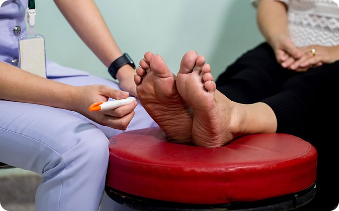당뇨로 인한 발저림 증상 검사 및 치료 장면 (Foot numbness test and treatment for diabetic neuropathy)