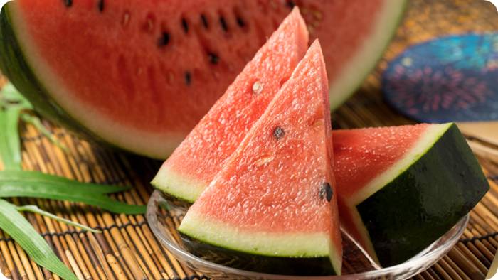 시원하게 썬 수박 조각과 통수박 단면 (Sliced watermelon pieces and cross-section of whole watermelon)