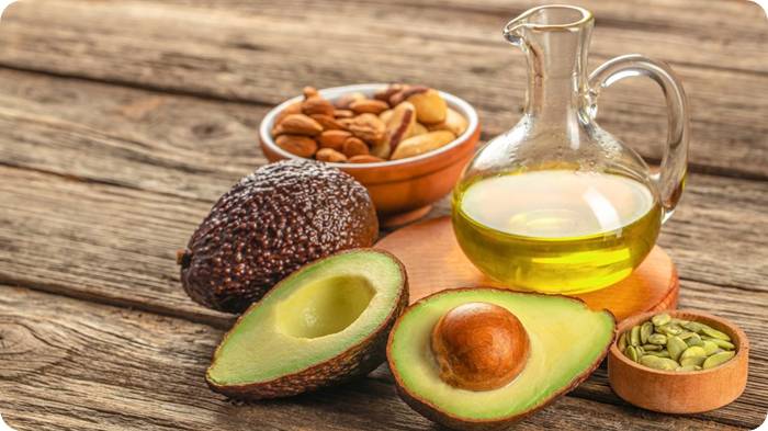 아보카도, 견과류, 올리브오일 등 건강한 지방 식품 (Healthy fat sources including avocado, nuts, and olive oil)